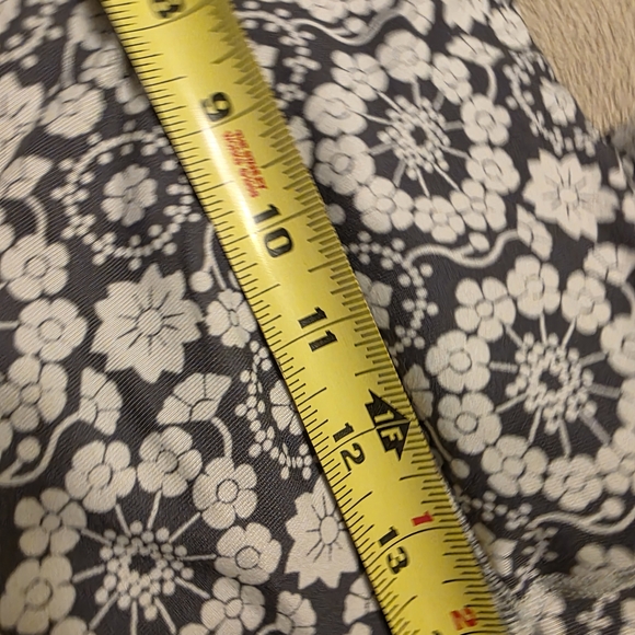 🌸 Lululemon Floral Crop Leggings Size 6 | Grey & White Print - Picture 6 of 10